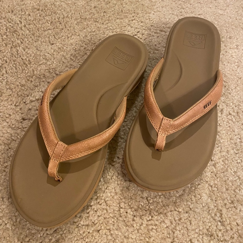 Reef platform flip flops. Tan.size 7.